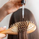 Utiliser l'huile de ricin sur ses cheveux